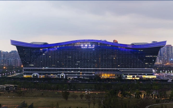 Tòa nhà siêu lớn ở Trung Quốc: To bằng 2 sân bay, bãi biển riêng dài 400 m - Ảnh 1.