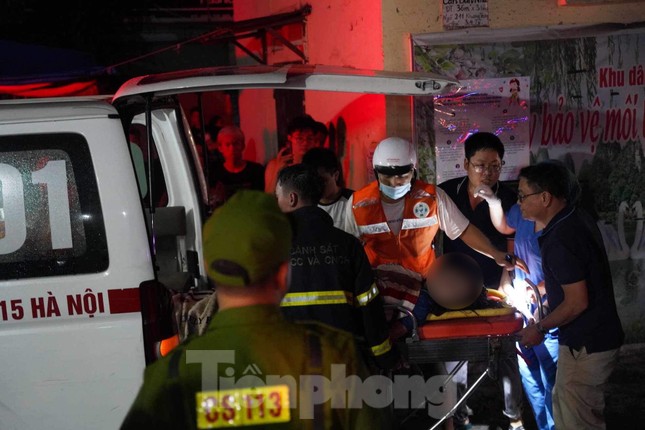 Cháy dữ dội ở chung cư Hà Nội, nhiều người la hét kêu cứu trong đêm - Ảnh 14.