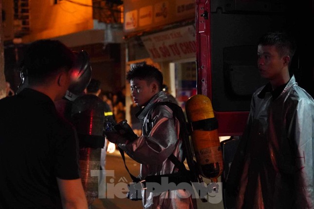 Cháy dữ dội ở chung cư Hà Nội, nhiều người la hét kêu cứu trong đêm - Ảnh 9.