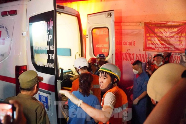 Cháy dữ dội ở chung cư Hà Nội, nhiều người la hét kêu cứu trong đêm - Ảnh 10.