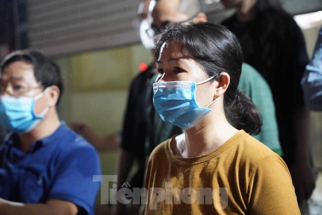 Cháy dữ dội ở chung cư Hà Nội, nhiều người la hét kêu cứu trong đêm - Ảnh 13.