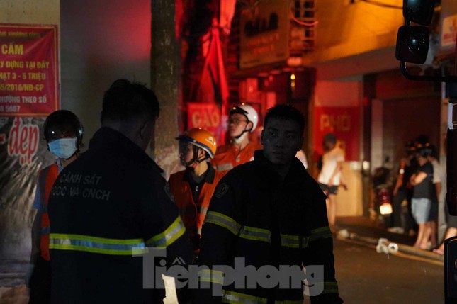 Hình ảnh hiện trường vụ cháy chung cư mini Hà Nội - Ảnh 11.