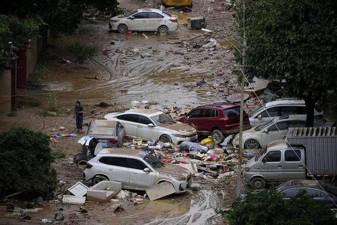 Mưa lũ khiến ô tô bị dồn đống như xe đồ chơi, miền nam Trung Quốc ngập lụt nặng - Ảnh 2.