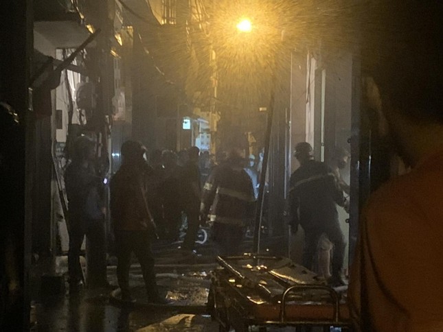 Vụ cháy chung cư mini tại Thanh Xuân: 54 người cấp cứu, có người tử vong - Ảnh 1.