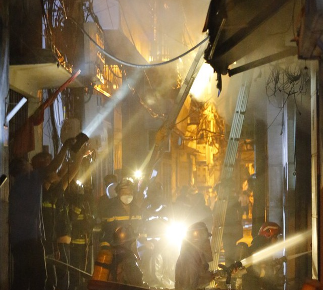 Thủ tướng thị sát hiện trường vụ cháy đặc biệt nghiêm trọng tại Hà Nội - Ảnh 1.