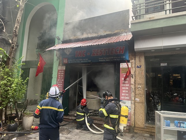 Hà Nội: Thêm một vụ cháy nhà trên phố Lý Nam Đế khiến người dân hoảng hốt - Ảnh 1.