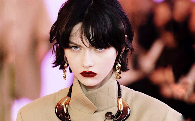 Nàng mẫu gen Z gây sốt vì gương mặt khó ở nhưng vẫn khiến Dior, LV cực ưu ái, netizen khen không ngớt - Ảnh 9.