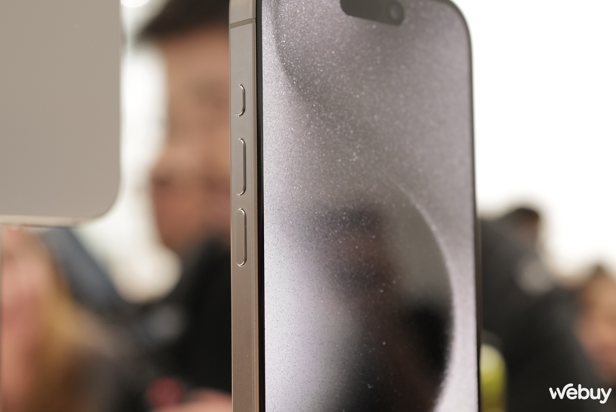 Trên tay iPhone 15 Pro và iPhone 15 Pro Max: Nhẹ hơn rõ rệt, viền mỏng hơn đáng kể, màu Titan mới lạ - Ảnh 2.