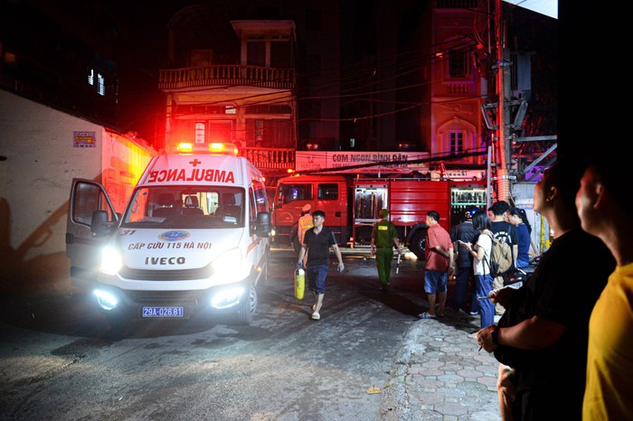 Cháy chung cư mini ở Hà Nội: Cư dân bàng hoàng kể lại giây phút thoát khỏi đám cháy - Ảnh 6.