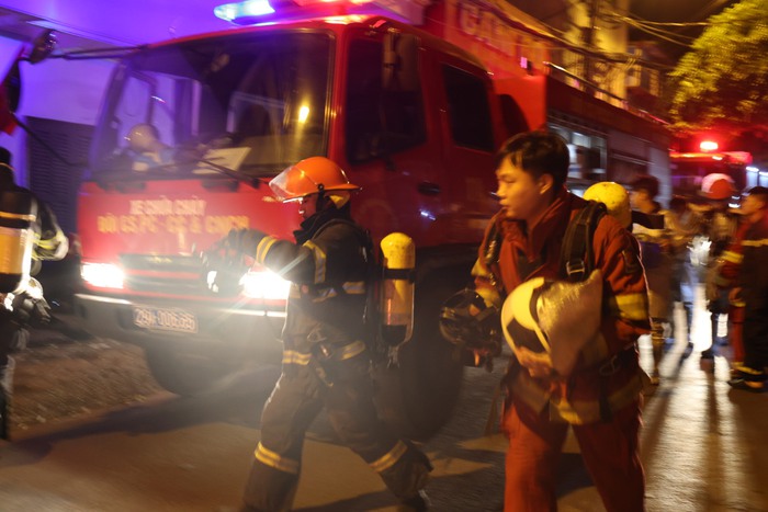 Cháy chung cư mini ở Hà Nội: Cư dân bàng hoàng kể lại giây phút thoát khỏi đám cháy - Ảnh 2.