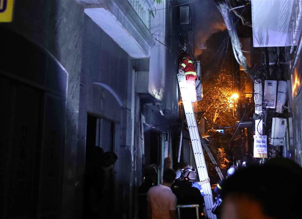 Thủ tướng thị sát hiện trường vụ cháy đặc biệt nghiêm trọng tại Hà Nội - Ảnh 1.