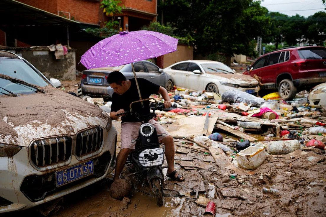 Mưa lũ khiến ô tô bị dồn đống như xe đồ chơi, miền nam Trung Quốc ngập lụt nặng - Ảnh 1.