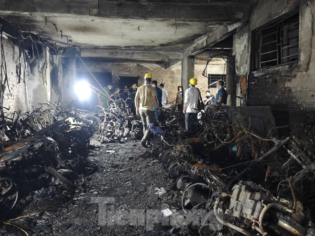 Cận cảnh hiện trường vụ cháy chung cư mini khiến hàng chục người thương vong ở Hà Nội - Ảnh 12.