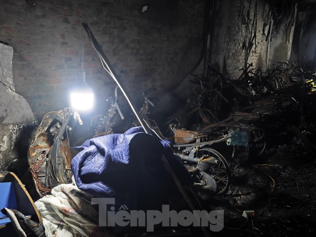 Cận cảnh hiện trường vụ cháy chung cư mini khiến hàng chục người thương vong ở Hà Nội - Ảnh 13.