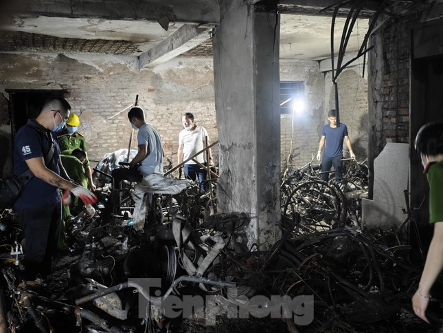 Cận cảnh hiện trường vụ cháy chung cư mini khiến hàng chục người thương vong ở Hà Nội - Ảnh 14.