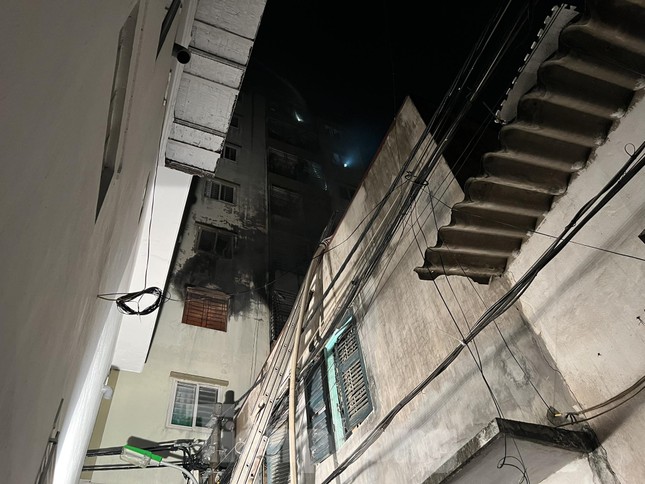 Cận cảnh hiện trường vụ cháy chung cư mini khiến hàng chục người thương vong ở Hà Nội - Ảnh 11.