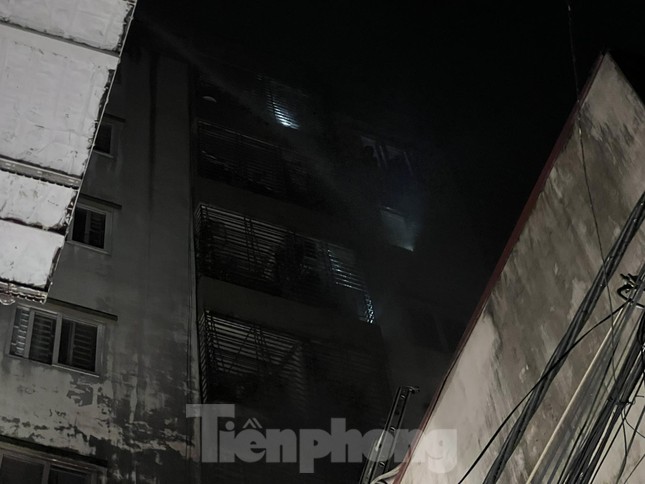 Cận cảnh hiện trường vụ cháy chung cư mini khiến hàng chục người thương vong ở Hà Nội - Ảnh 10.