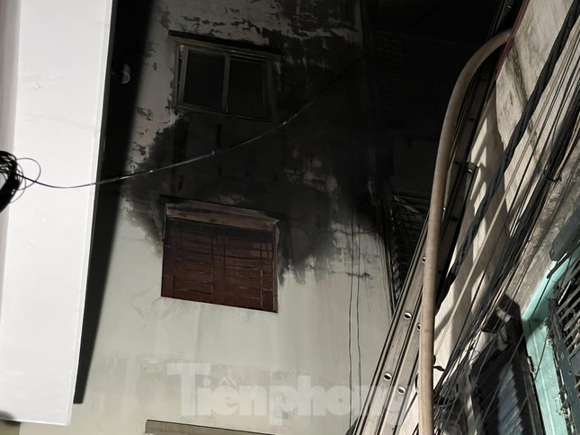 Cận cảnh hiện trường vụ cháy chung cư mini khiến hàng chục người thương vong ở Hà Nội - Ảnh 9.