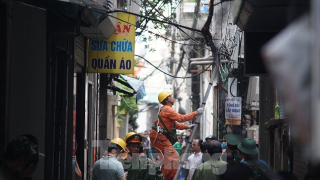 Cận cảnh hiện trường vụ cháy chung cư mini khiến hàng chục người thương vong ở Hà Nội - Ảnh 4.
