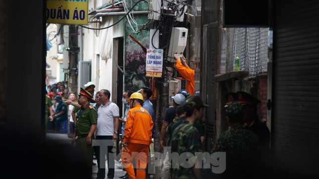 Cận cảnh hiện trường vụ cháy chung cư mini khiến hàng chục người thương vong ở Hà Nội - Ảnh 3.