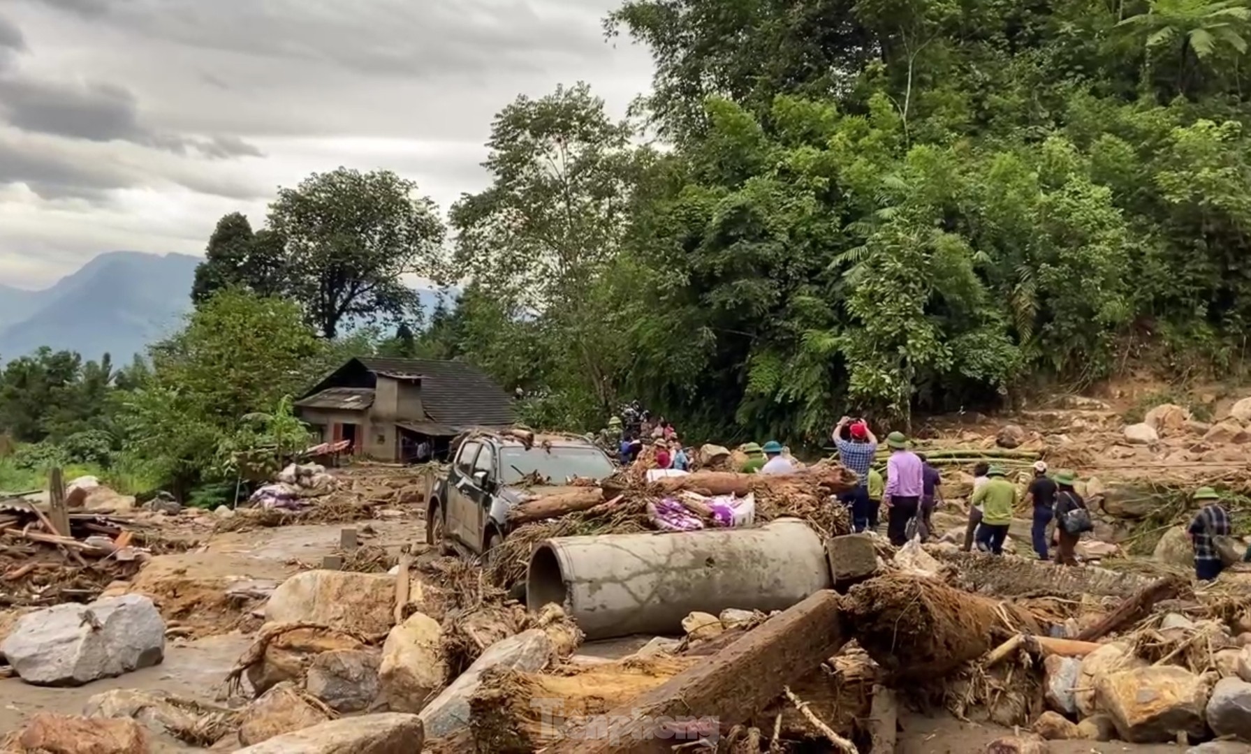 Cảnh hoang tàn nơi lũ quét vừa đi qua ở Lào Cai - Ảnh 6.