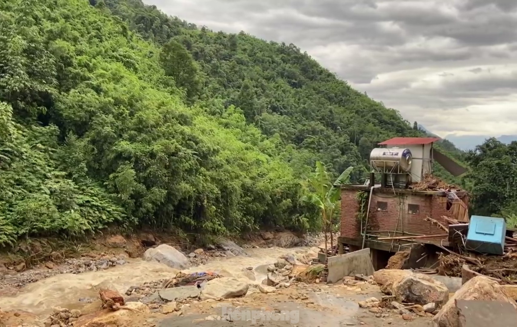 Cảnh hoang tàn nơi lũ quét vừa đi qua ở Lào Cai - Ảnh 8.