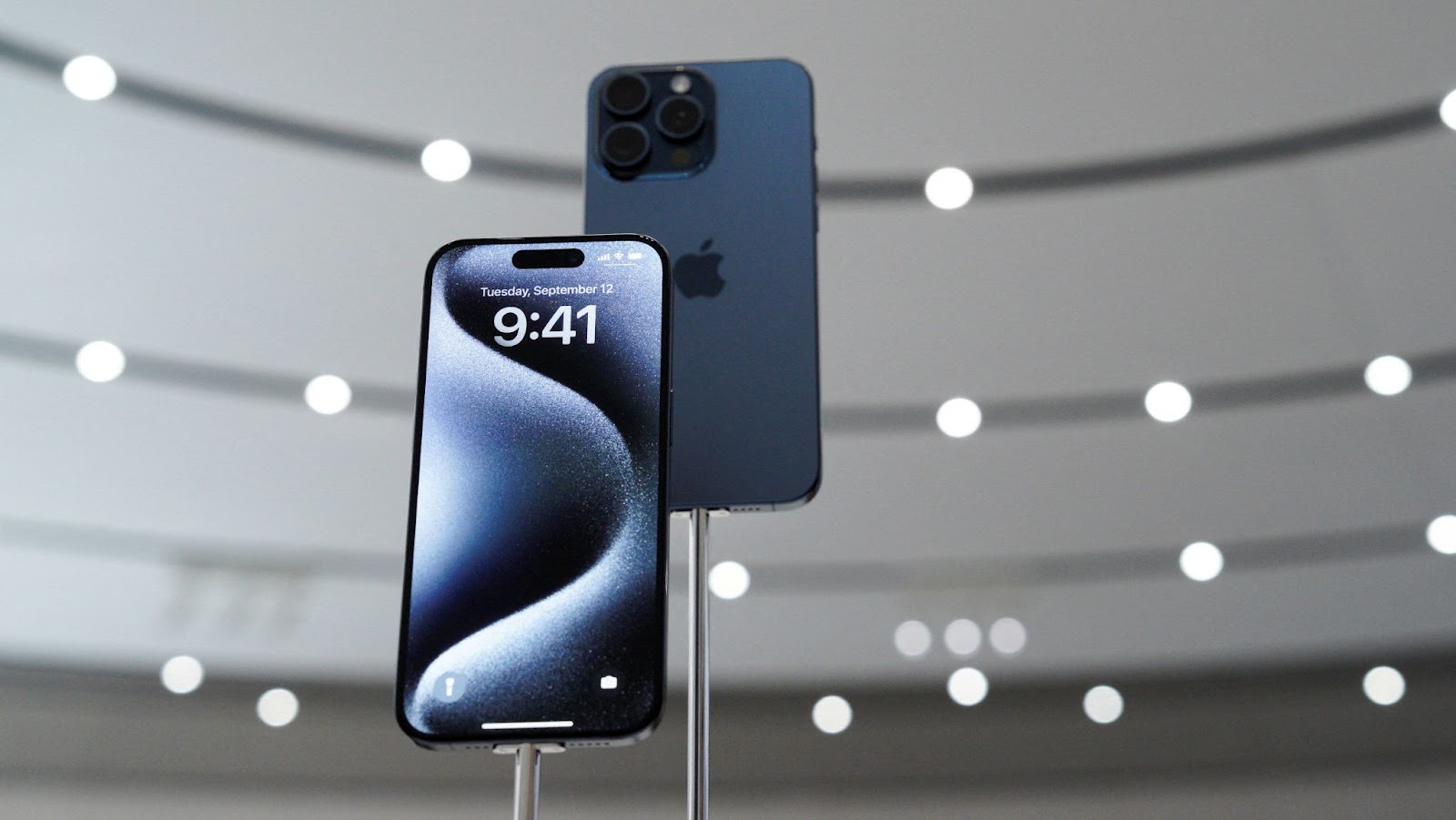 iPhone 15 mở bán sớm ở Việt Nam - nỗi buồn của dân buôn hàng xách tay - Ảnh 1.