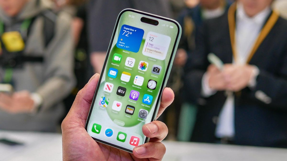 iPhone 15 mở bán sớm ở Việt Nam - nỗi buồn của dân buôn hàng xách tay - Ảnh 2.