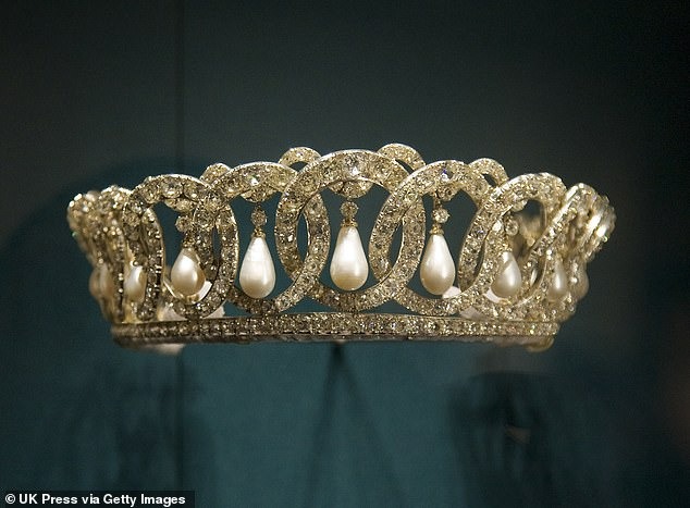 Chuyện ít biết về chiếc vương miện uy nghiêm cố Nữ vương Elizabeth II đội trong bức chân dung mới công bố - Ảnh 9.