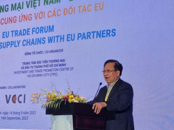 Xuất khẩu dệt may vào EU giảm sâu, Chủ tịch Hiệp hội Dệt may Việt Nam khuyến cáo gì? - Ảnh 1.