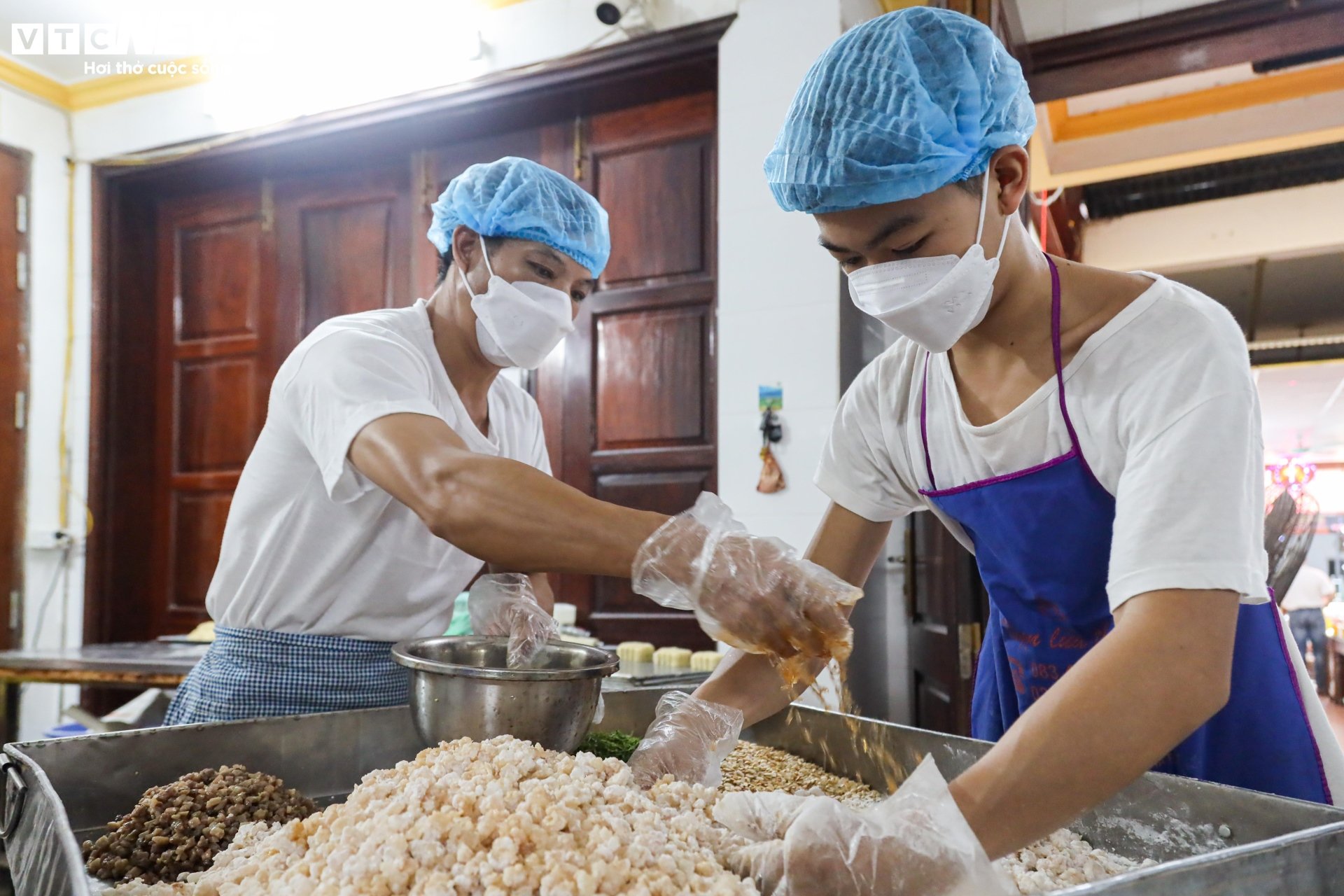 Cảnh sản xuất bánh Trung thu siêu hút khách ở làng nghề nổi tiếng Hà Nội - Ảnh 4.