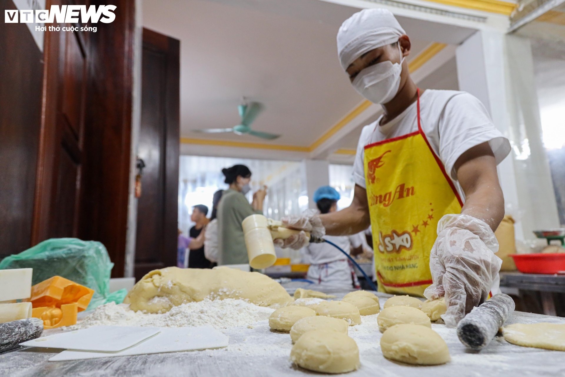 Cảnh sản xuất bánh Trung thu siêu hút khách ở làng nghề nổi tiếng Hà Nội - Ảnh 7.