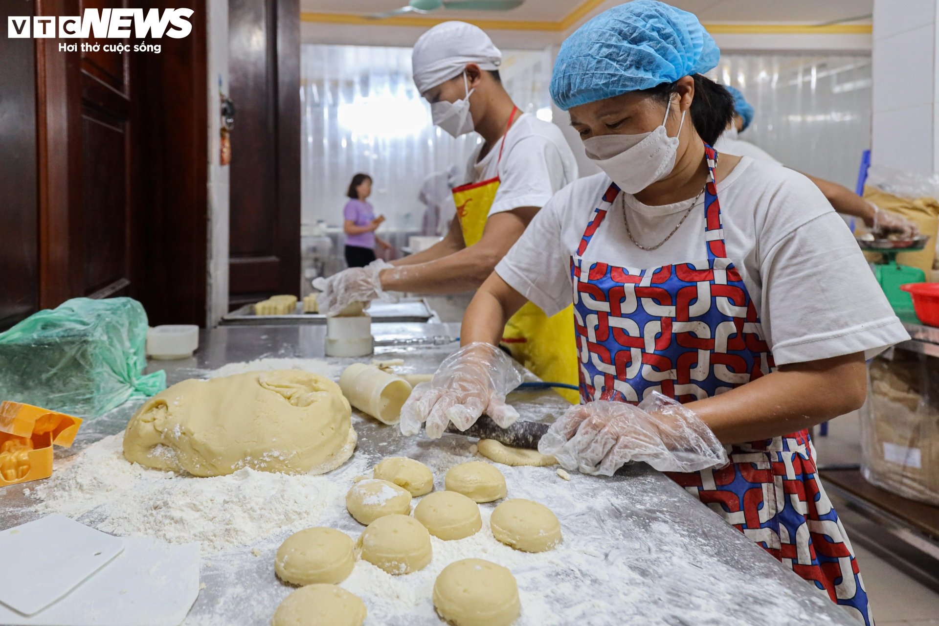 Cảnh sản xuất bánh Trung thu siêu hút khách ở làng nghề nổi tiếng Hà Nội - Ảnh 8.