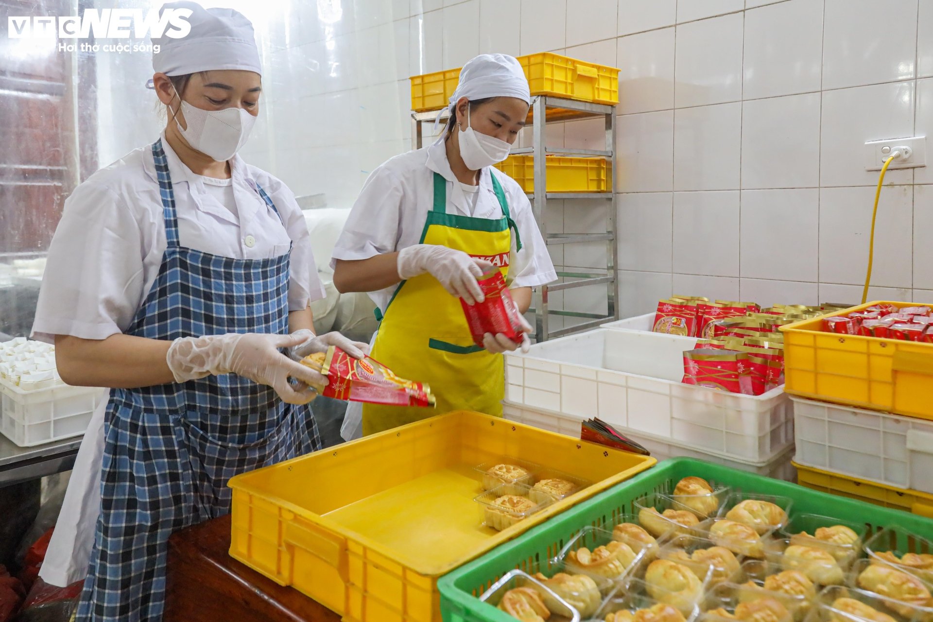 Cảnh sản xuất bánh Trung thu siêu hút khách ở làng nghề nổi tiếng Hà Nội - Ảnh 17.