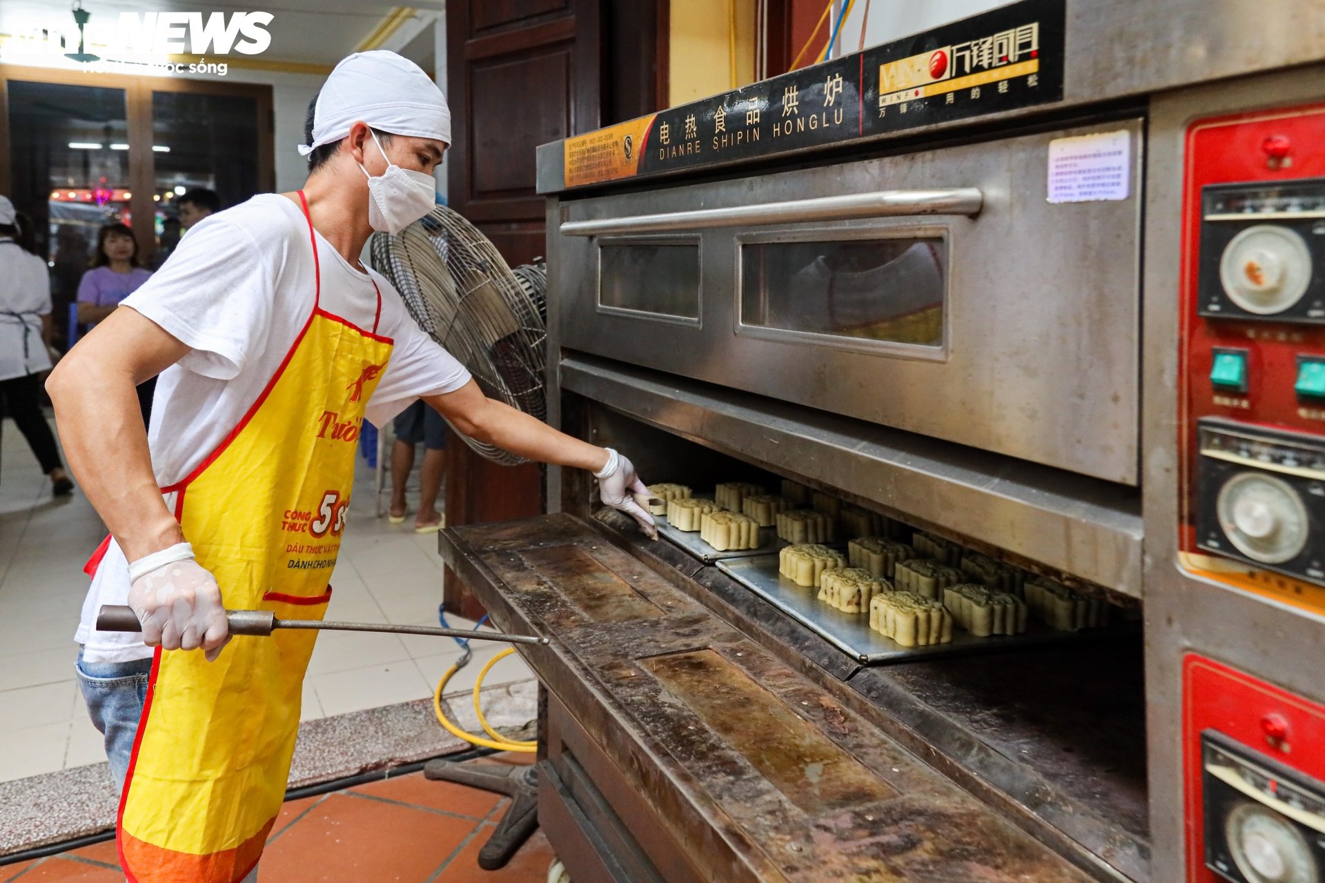 Cảnh sản xuất bánh Trung thu siêu hút khách ở làng nghề nổi tiếng Hà Nội - Ảnh 15.