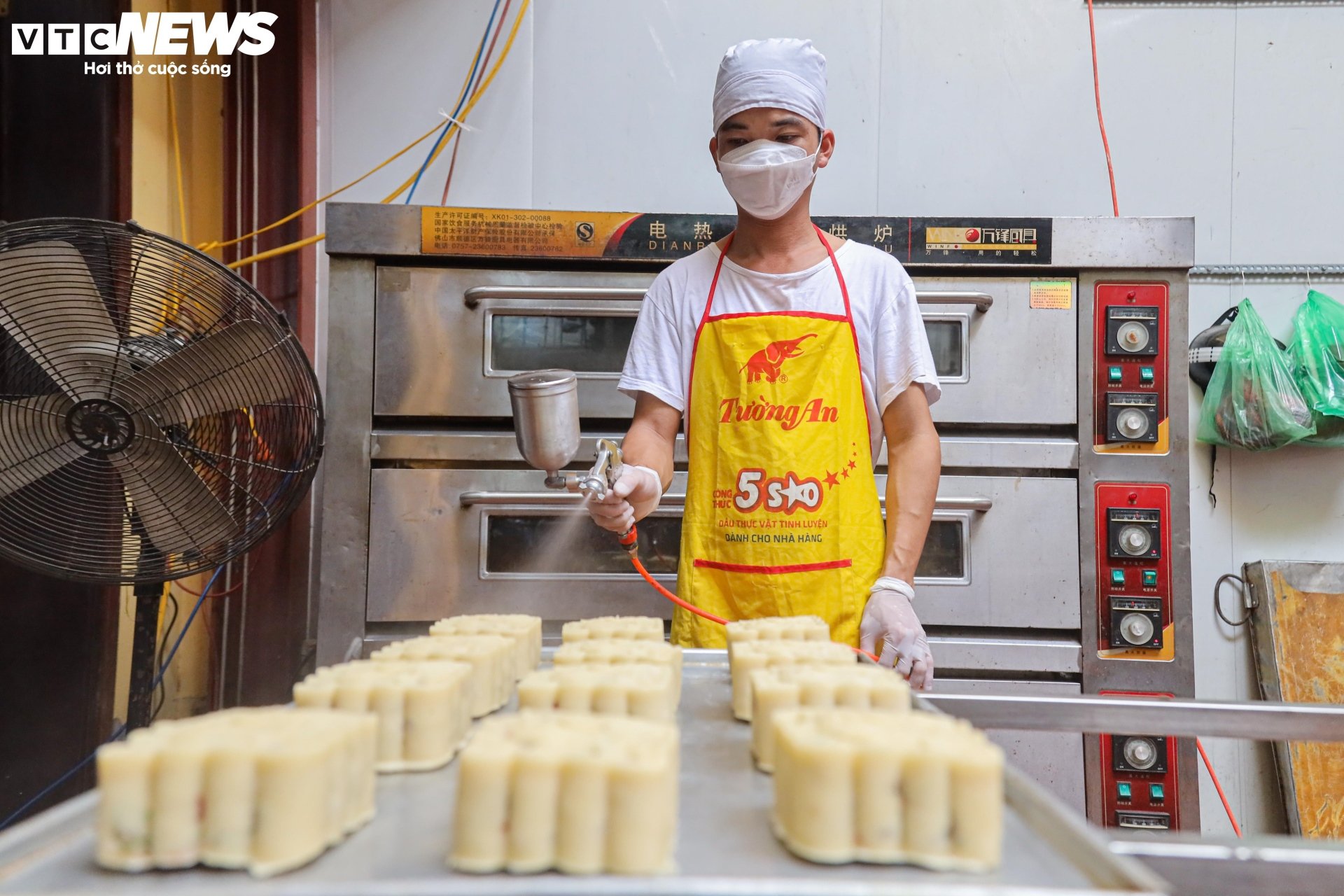 Cảnh sản xuất bánh Trung thu siêu hút khách ở làng nghề nổi tiếng Hà Nội - Ảnh 13.