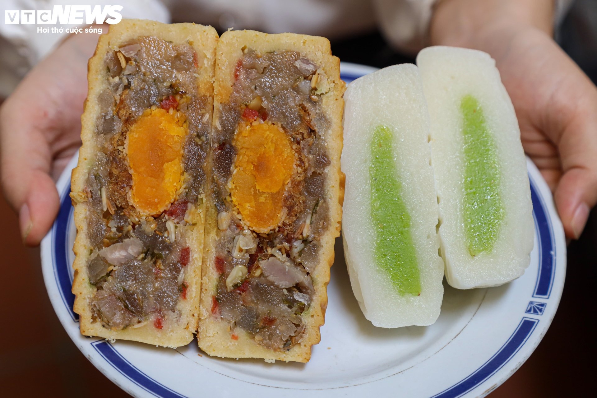 Cảnh sản xuất bánh Trung thu siêu hút khách ở làng nghề nổi tiếng Hà Nội - Ảnh 19.