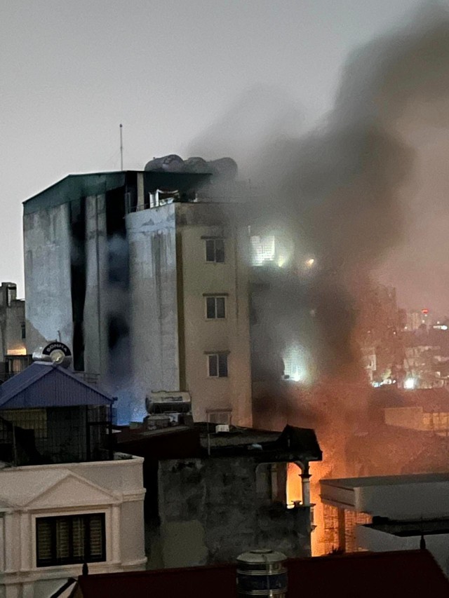 Cháy chung cư mini ở Hà Nội: 7 người trong nhà may mắn thoát nạn nhờ kỹ năng đơn giản - Ảnh 1.