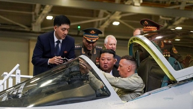 Chủ tịch Triều Tiên thăm nhà máy sản xuất máy bay chiến đấu Nga - Ảnh 1.