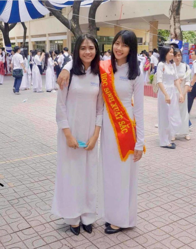 Bất ngờ với hình ảnh diện áo dài hồi cấp 3 của Hoa hậu Nguyễn Thúc Thùy Tiên, nhan sắc cực khác hiện tại - Ảnh 2.
