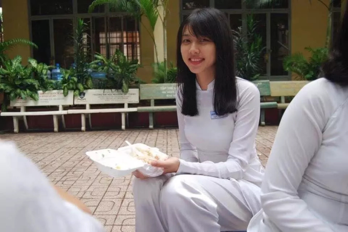 Bất ngờ với hình ảnh diện áo dài hồi cấp 3 của Hoa hậu Nguyễn Thúc Thùy Tiên, nhan sắc cực khác hiện tại - Ảnh 1.