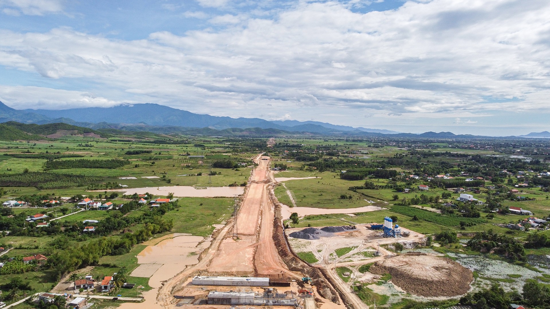 Cận cảnh cao tốc Vân Phong - Nha Trang gần 12.000 tỷ nguy cơ 'lụt' tiến độ - Ảnh 1.
