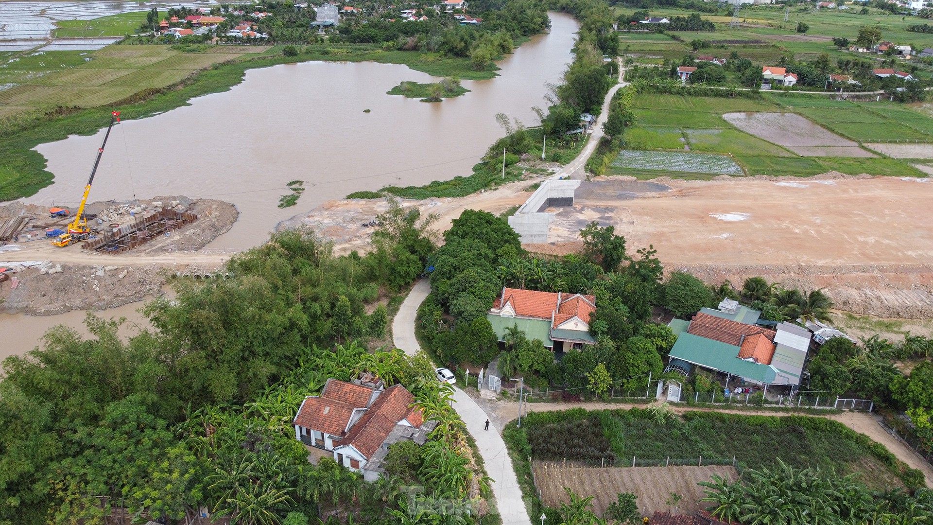 Cận cảnh cao tốc Vân Phong - Nha Trang gần 12.000 tỷ nguy cơ 'lụt' tiến độ - Ảnh 9.