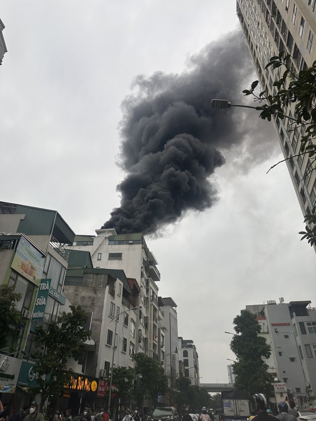 Cột khói đen hàng chục mét từ đám cháy nhà 7 tầng ở Thanh Xuân, Hà Nội - Ảnh 2.