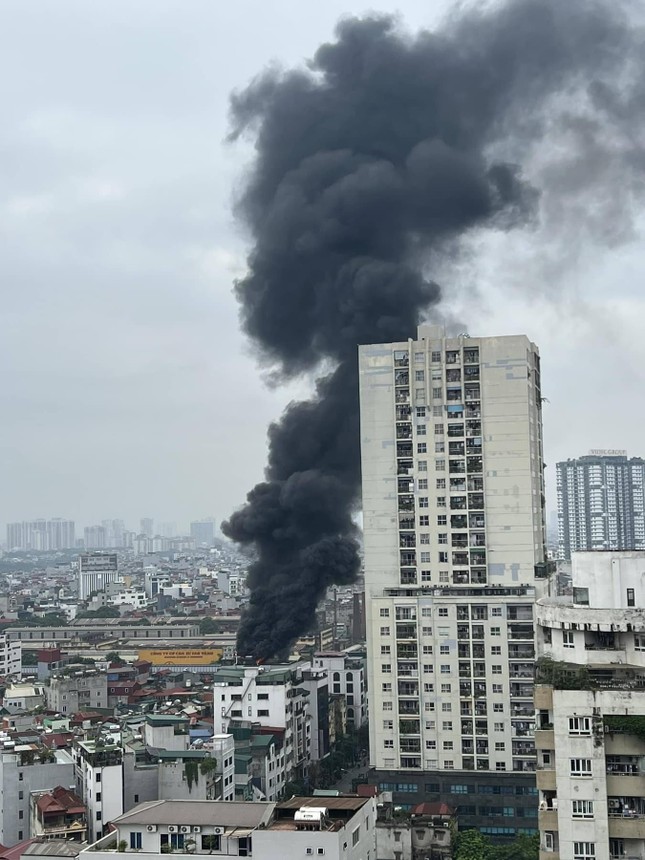 Cột khói đen hàng chục mét từ đám cháy nhà 7 tầng ở Thanh Xuân, Hà Nội - Ảnh 1.