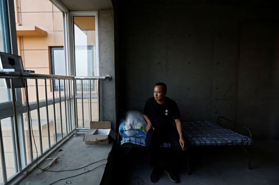 Nỗi khổ của những người lỡ mua chung cư xây dở dang ở Trung Quốc - Ảnh 1.
