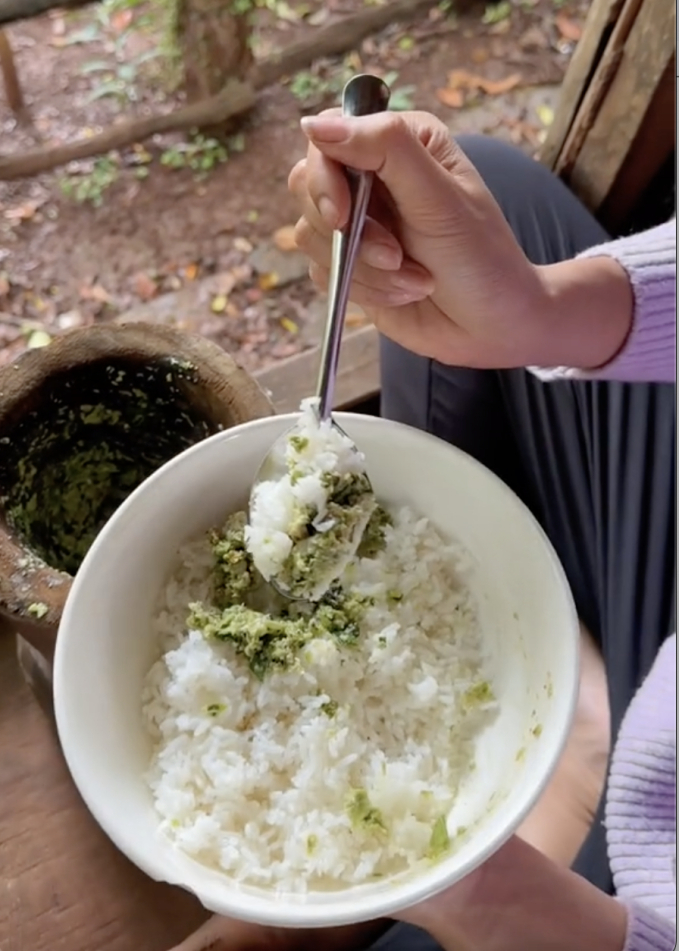 Cơm nhà của người Ê-đê lên xu hướng: Canh cà đắng, cá khô giã cũng đủ tốn cơm - Ảnh 5.