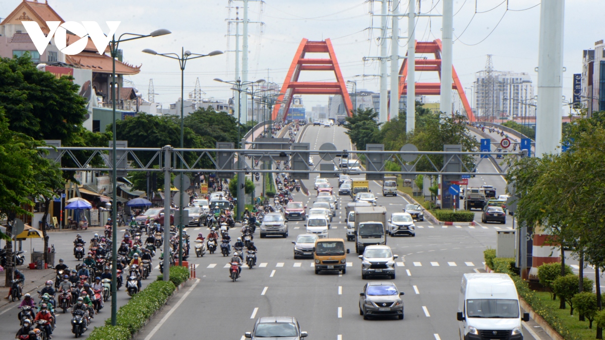 TP.HCM thu phí sử dụng vỉa hè, lòng đường từ đầu năm 2024 - Ảnh 2.