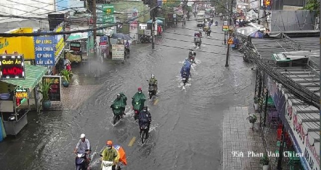 Mưa lớn kéo dài, nhiều tuyến đường TPHCM ngập nặng - Ảnh 3.