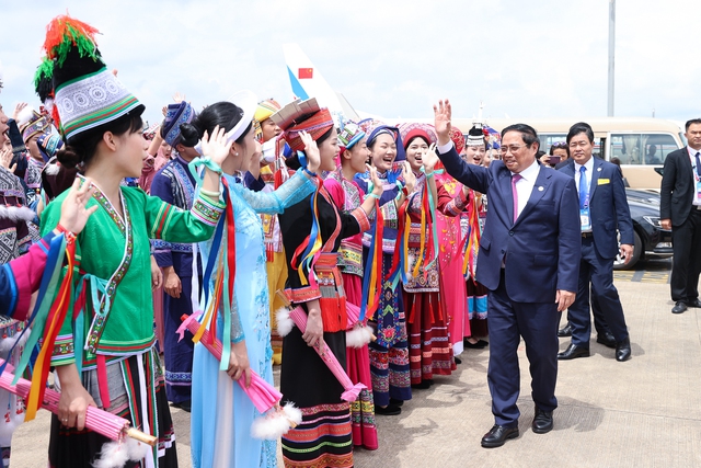 Thủ tướng: Mong muốn Việt Nam trở thành điểm trung chuyển hàng hóa giữa ASEAN và Trung Quốc - Ảnh 13.